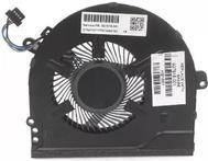 Ein schwarzer Computer-Kühlüfter mit sichtbaren Blättern, zwei Barcode-Aufklebern und einem angebrachten Stromkabel an der Seite.