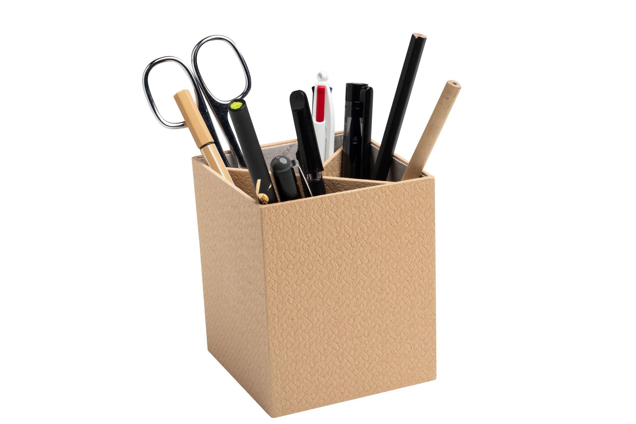 Ein beigefarbener Schreibtischorganizer enthält Scheren, schwarze und rote Stifte, Bleistifte und einen Textmarker und bietet einfachen Zugriff auf Schreibwerkzeuge.