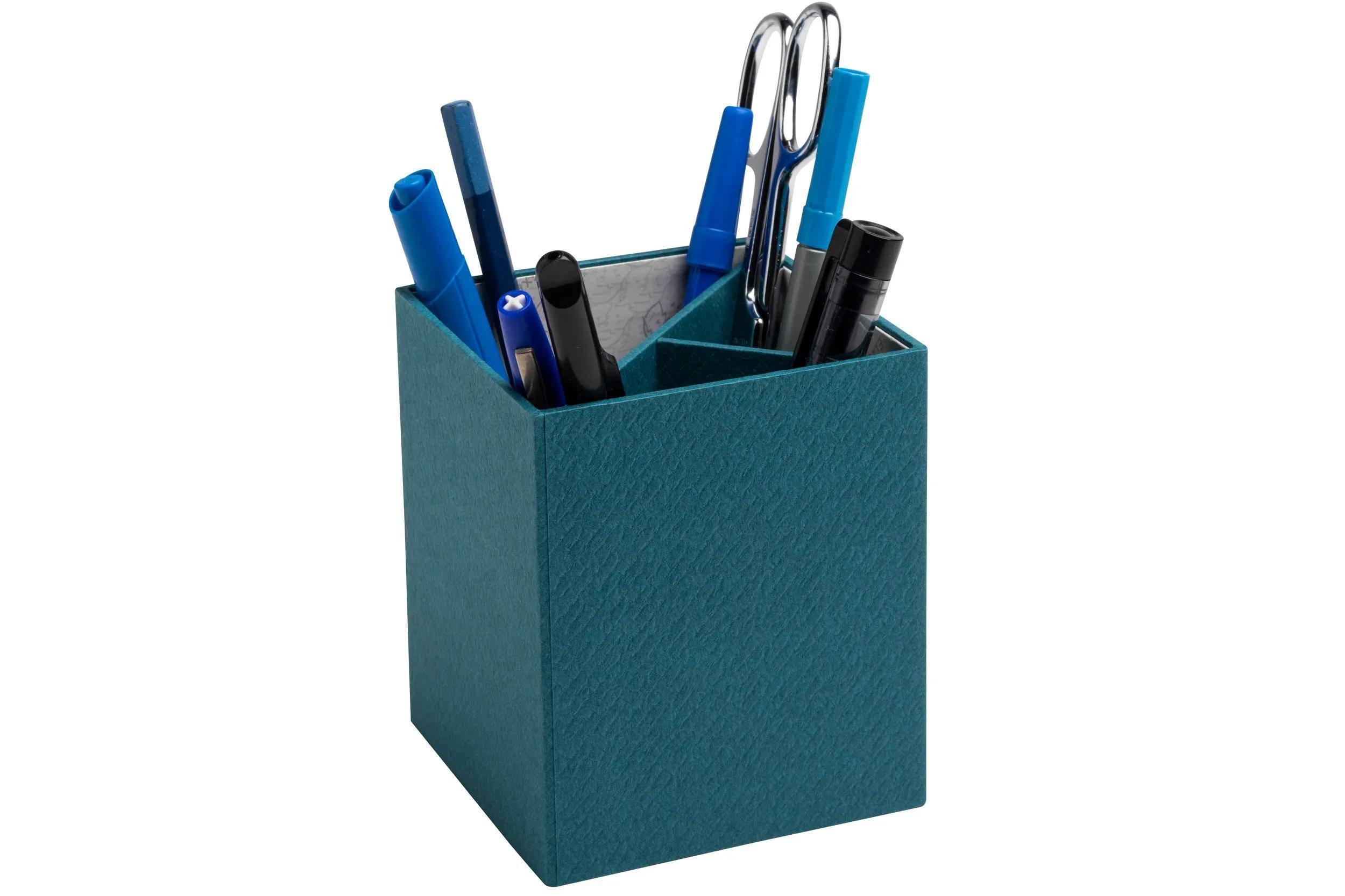 Ein blaugrüner Schreibtischorganizer enthält blaue Stifte, Schere und Marker, die ordentlich in unterteilten Fächern angeordnet sind.