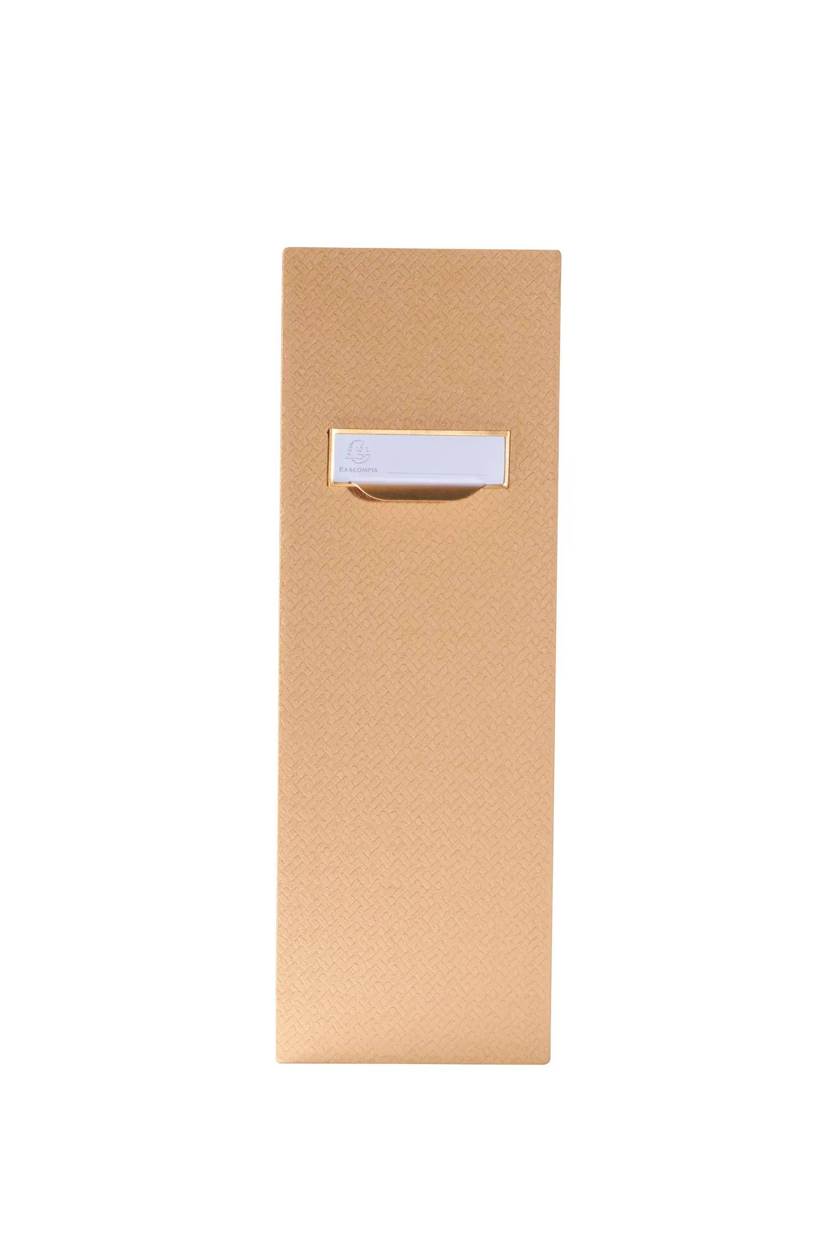 Eine hohe, beige, rechteckige Schachtel mit strukturierter Oberfläche und einem weißen Etikett in der Nähe der Oberseite.