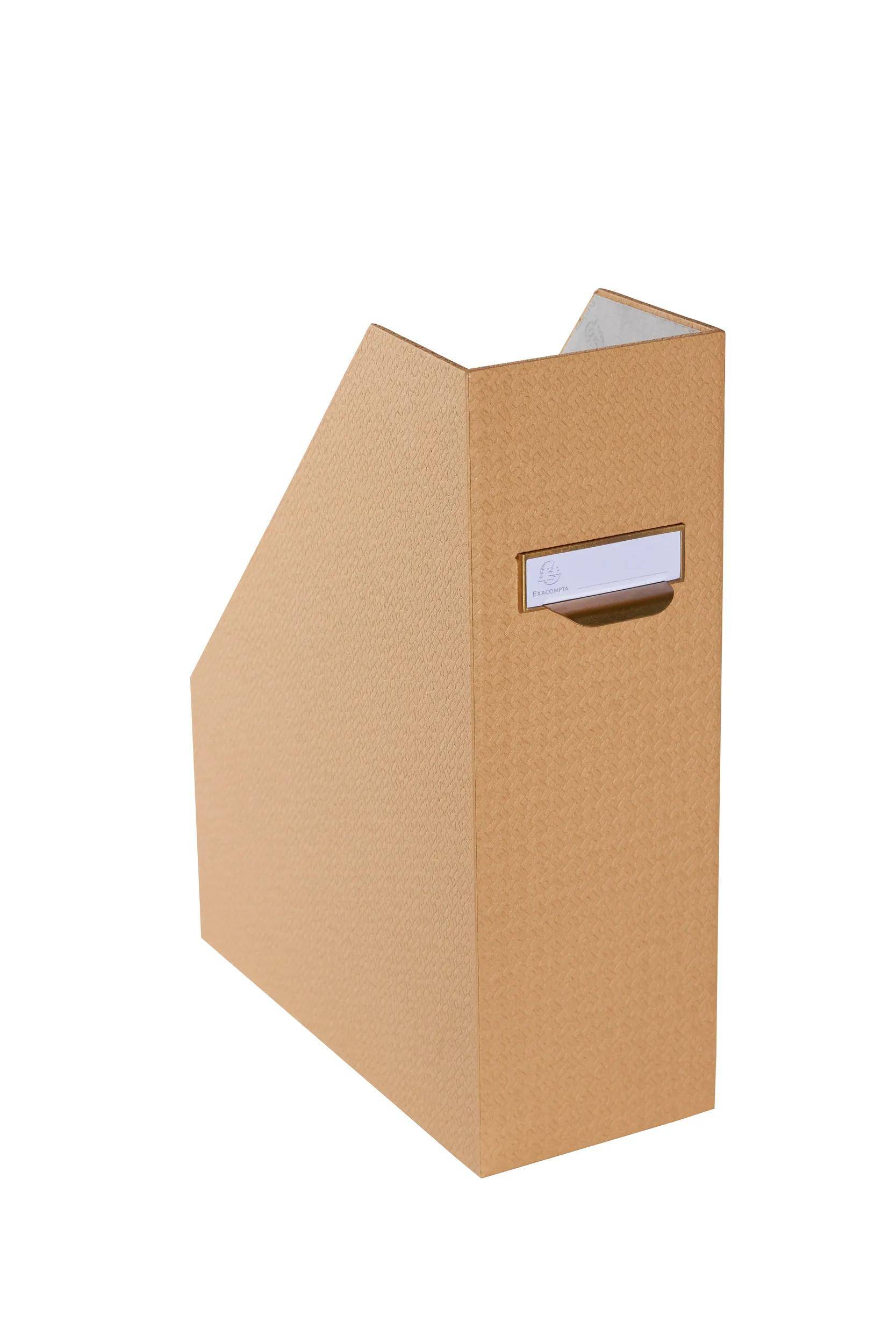 Ein beiger Karton-Zeitschriftenhalter mit Beschriftungsfeld und Griff, konzipiert zur vertikalen Organisierung von Dokumenten oder Zeitschriften.