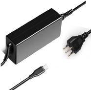 Ein schwarzer Stromadapter mit dreipoligem Stecker und USB-C-Anschluss wird gezeigt, geeignet für elektronische Geräte.