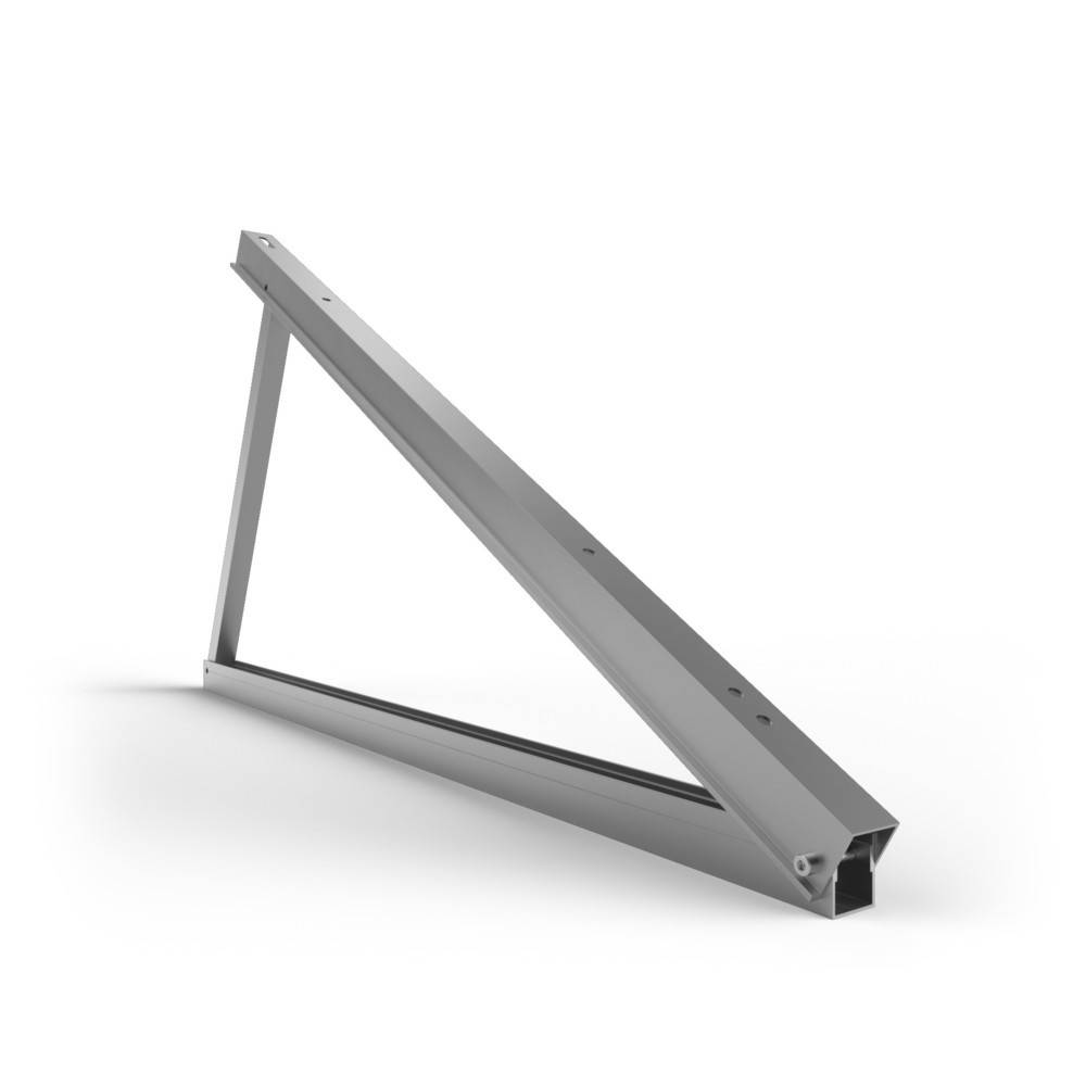 Ein Metallrahmen in Dreiecksform ruht auf einer Oberfläche, schräg geneigt mit seiner Spitze nach oben gerichtet, was eine strukturelle Unterstützung oder architektonische Verwendung andeutet.