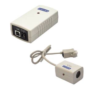 Weiße Kamera-Stromversorgung/Injektionsbox mit Ethernet- und Stromanschlüssen, verbunden durch ein Kabel mit einer kleinen entsprechenden Kameraeinheit.