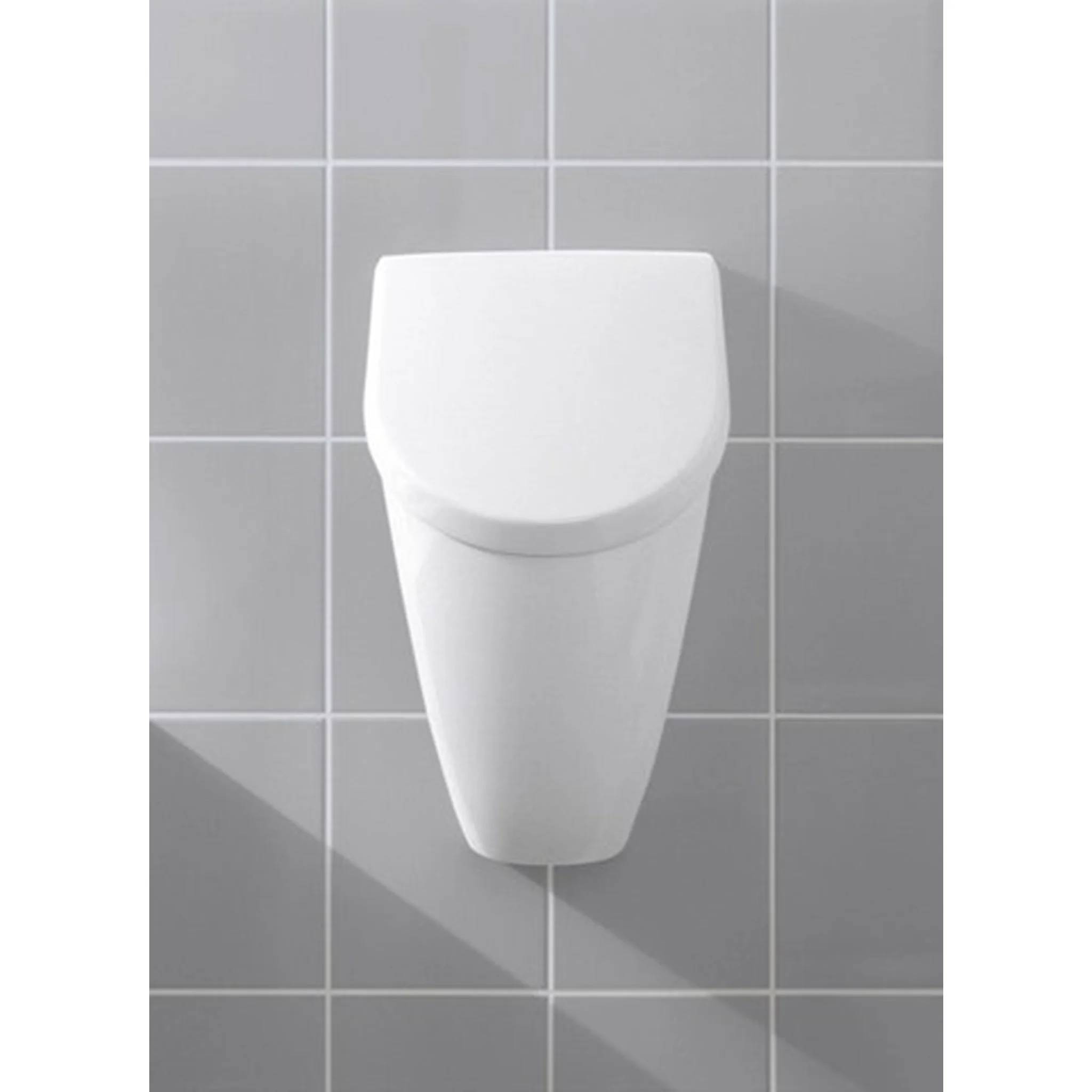 Weiße, wandmontierte Urinal an einer hellgrauen gefliesten Wand, zentriert im Bild.