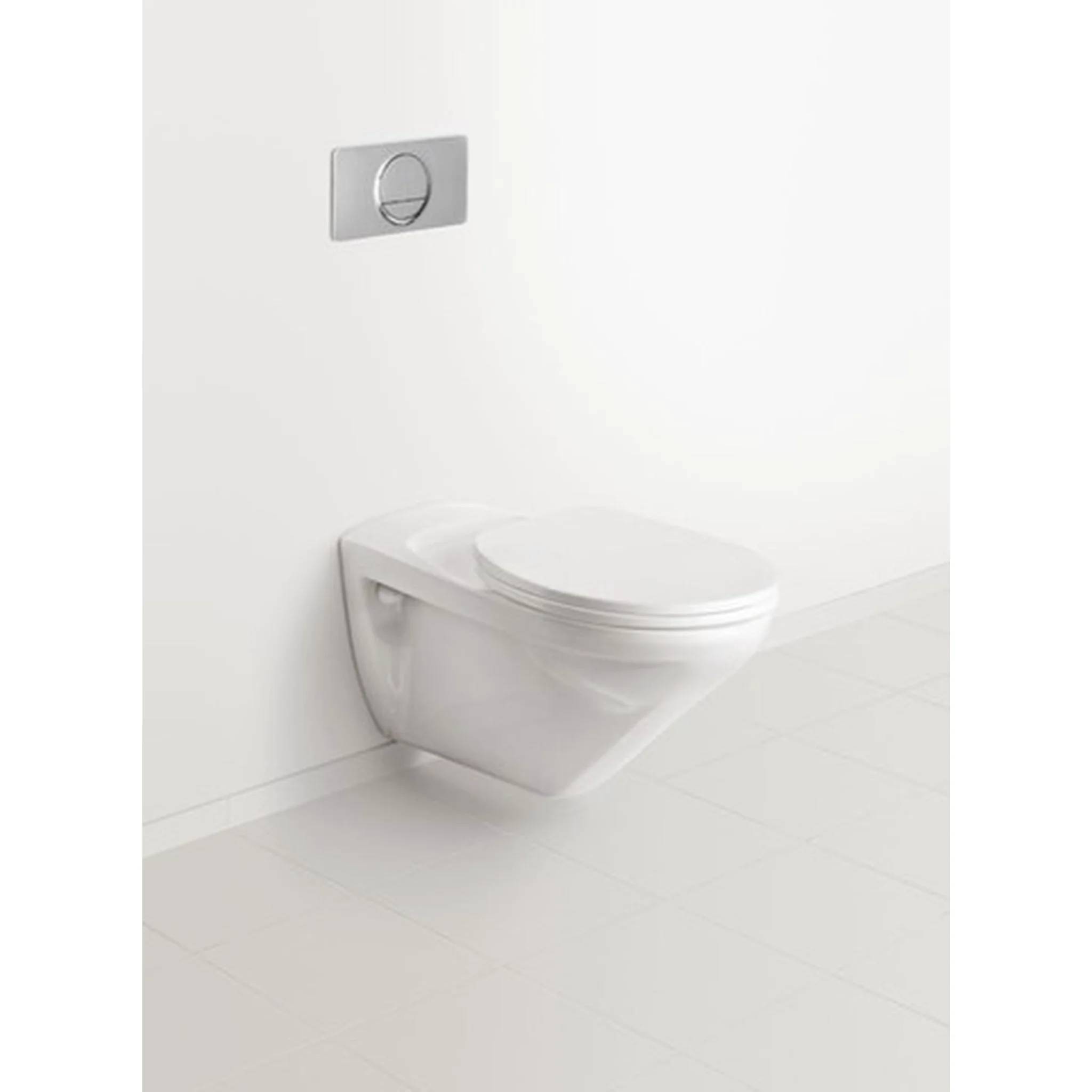 Weiße an der Wand montierte Toilette mit geschlossenem Deckel und Spülknopf in einem minimalistischen Badezimmer.