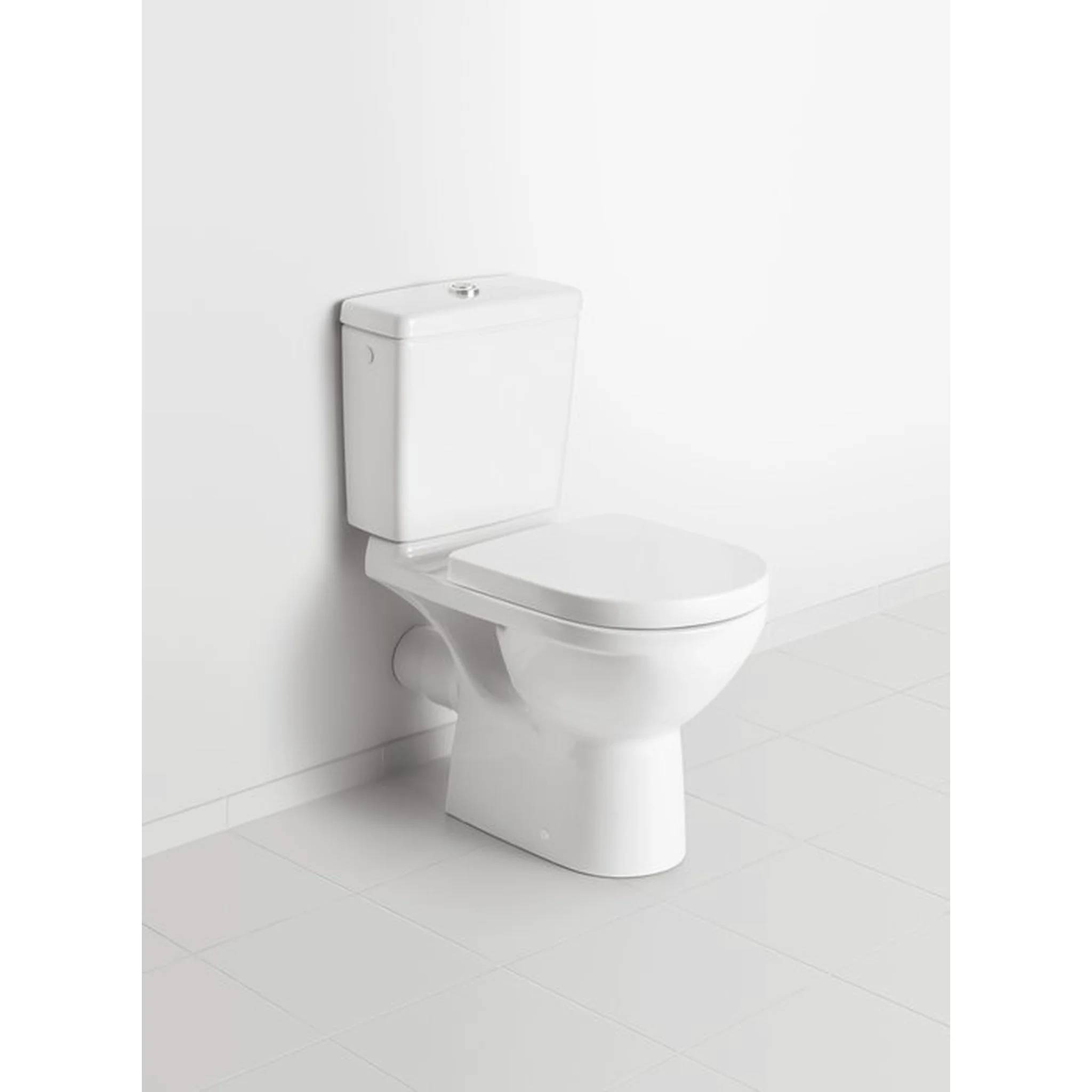Weiße Toilette mit Tank an einer schlichten weißen Wand in einem minimalistischen Badezimmer.