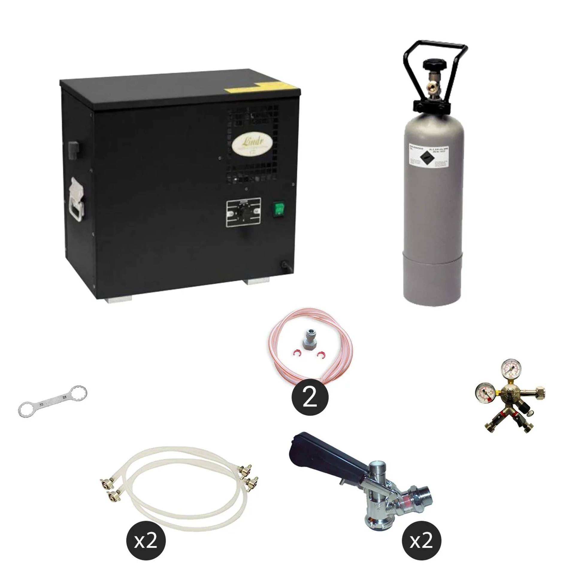 Tragbares Tankless-Warmwasserbereiter-Set mit Gaszylinder, Schläuchen, Verbindungsstücken, Schraubenschlüssel und Ventil-/Regler-Zubehör auf weißem Hintergrund.