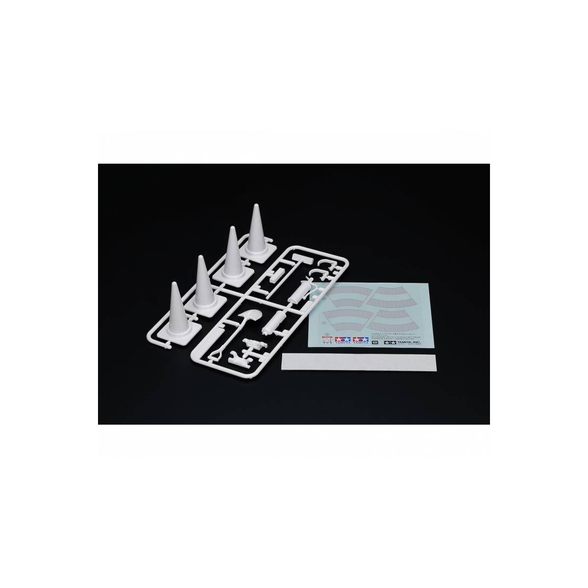 56558 - Modellbausatz,1:14 Truck Baustellen-Set Pylone/Werkz.