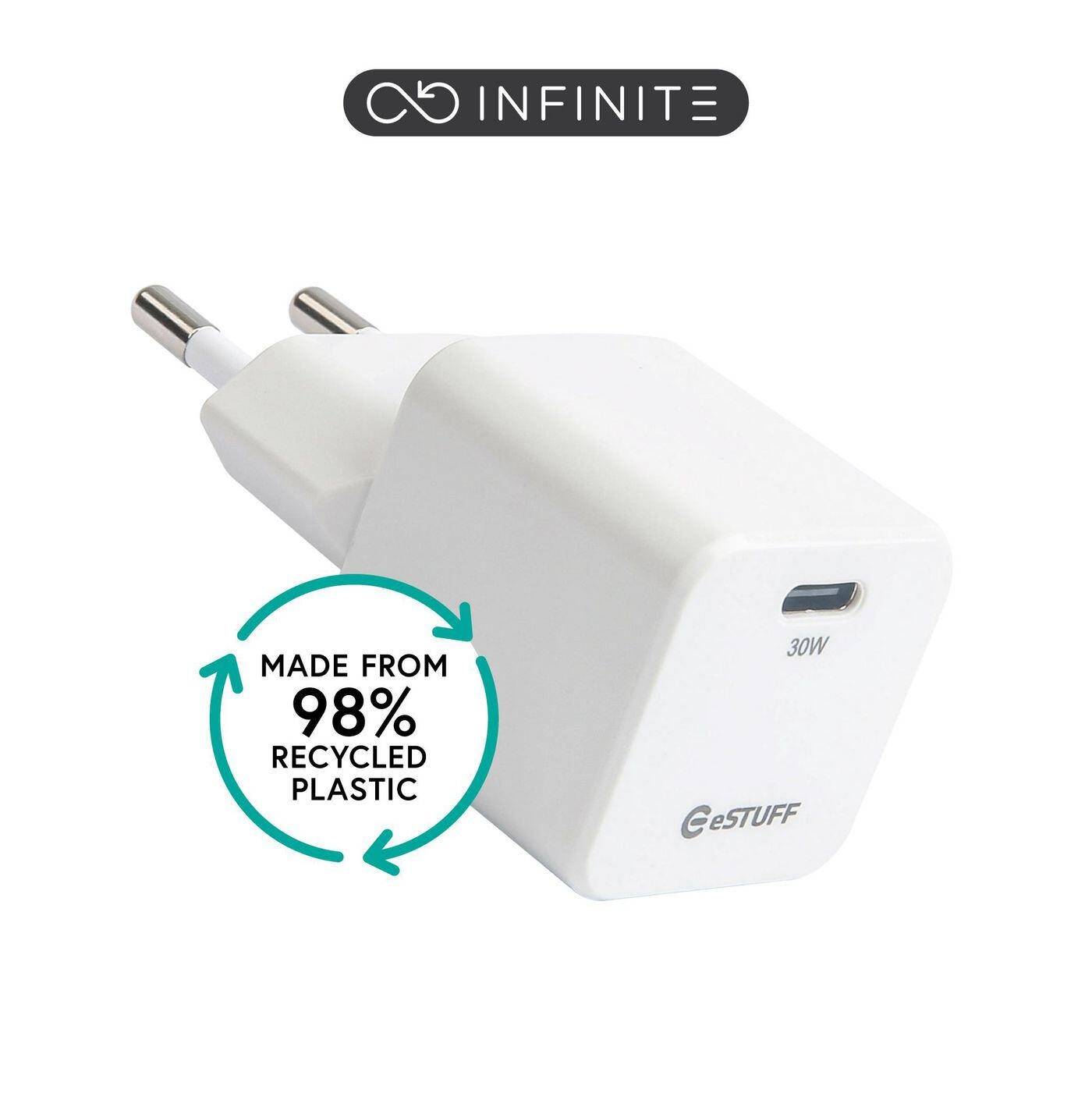 Weißes USB-C-Wandladegerät mit der Bezeichnung „INFINITE