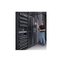 Techniker mit einem Laptop, der ein großes Server- oder Speicherregal in einem Rechenzentrum bedient