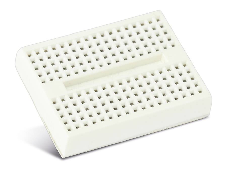 Ein weißes Kunststoff-Steckbrett mit mehreren Reihen von kleinen, gleichmäßig verteilten Löchern zum Aufbau elektronischer Schaltungen.