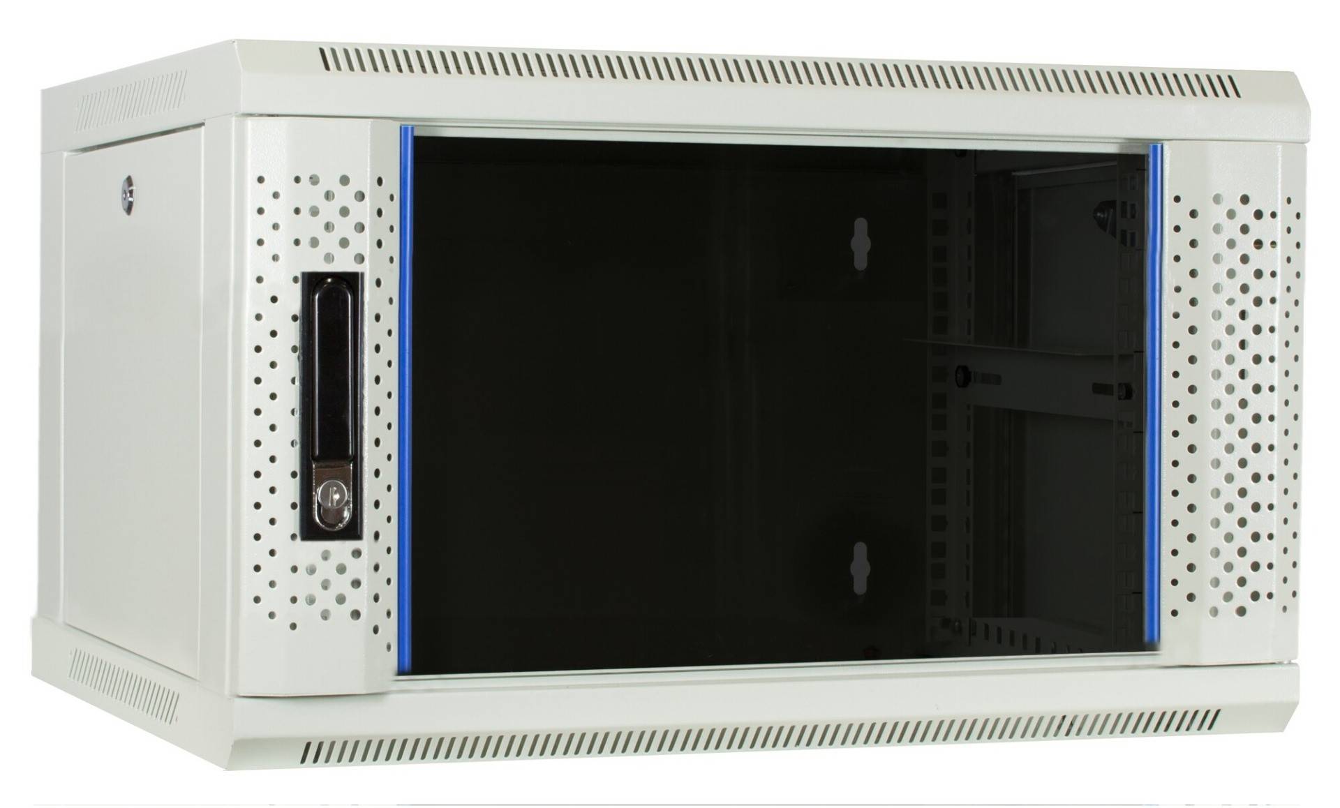 Ein weiß wandmontierter Serverschrank mit Glastür, schwarzem Griff und perforierten Metallseiten, entworfen zur Speicherung von Netzwerkausrüstung.