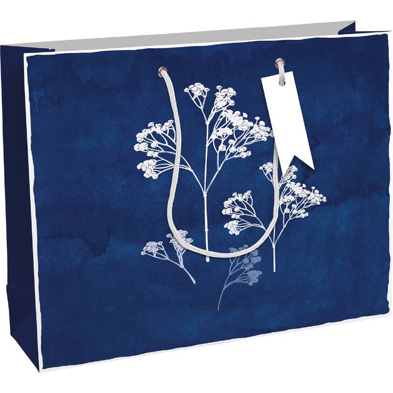 Blaue Geschenktasche mit weißem Blumenmuster und weißen Bandgriffen, perspektivisch auf weißem Hintergrund dargestellt.