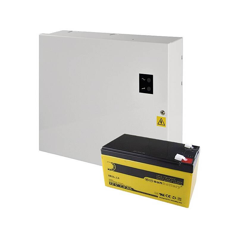 Wandmontierter grauer Batteriekasten mit einem gelben wiederaufladbaren Batteriepaket vorne, das ein Stromspeicher- oder Sicherungssystem zeigt.