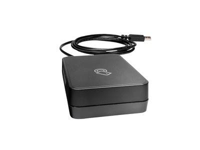 Schwarze externe Festplatte mit angeschlossenem USB-Kabel, ruhend auf einer weißen Oberfläche.