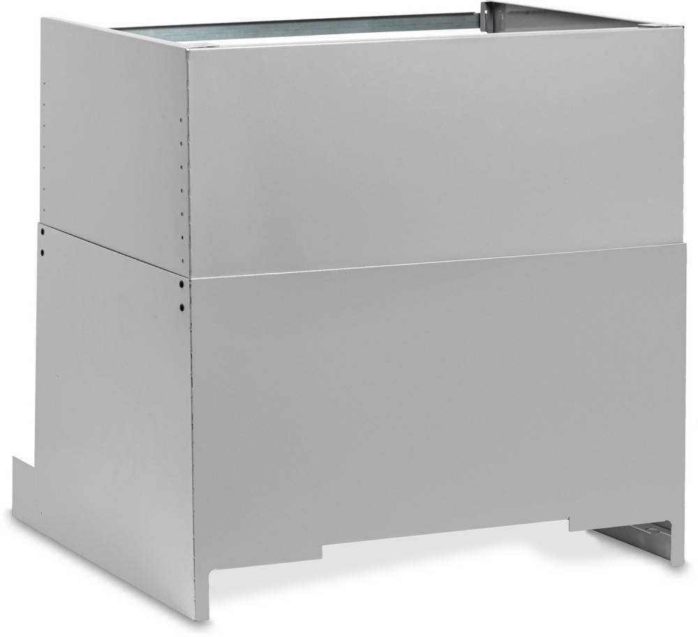 Ein schlanker, moderner Küchenschrank aus Edelstahl mit minimalistischem Design und ohne sichtbare Griffe, der vor einem schlichten Hintergrund steht.