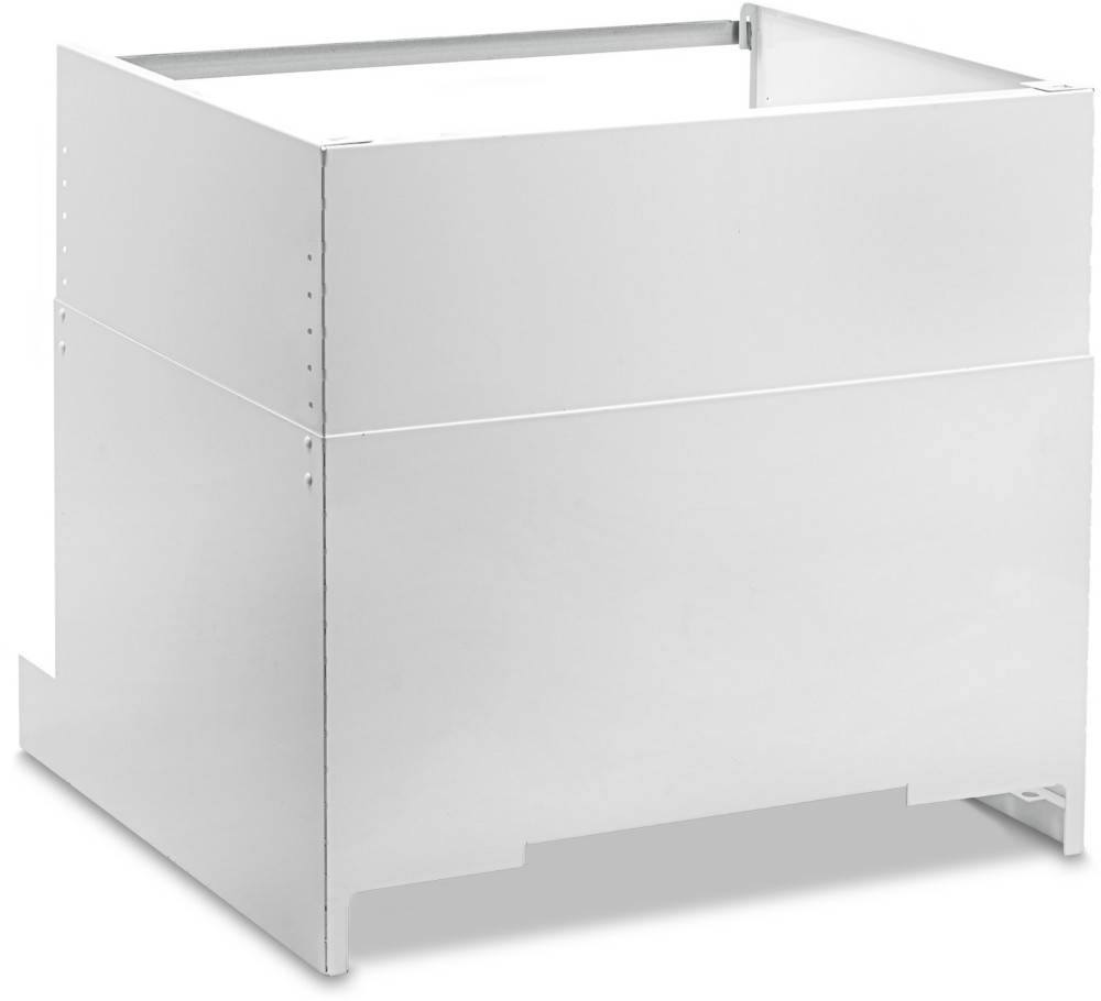 Ein weißer, leerer Küchenschrankrahmen ohne Türen oder Schubladen, der vor einem neutralen Hintergrund dargestellt wird.