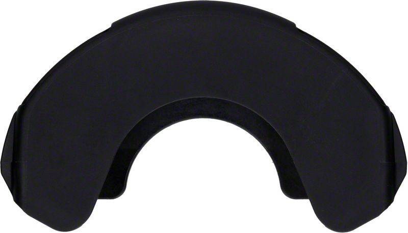 Ein schwarzes, halbmondförmiges Objekt mit strukturierter Oberfläche. Möglicherweise ein Schutzgriff oder eine Komponente, die wahrscheinlich in einem technischen oder mechanischen Zusammenhang verwendet wird.