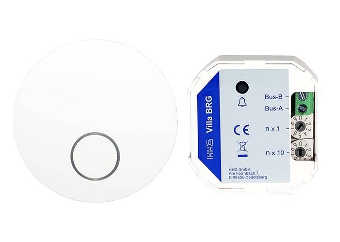 Rundes weißes Gerät auf der linken Seite und ein rechteckiges elektronisches Modul mit der Bezeichnung „Villa BRG