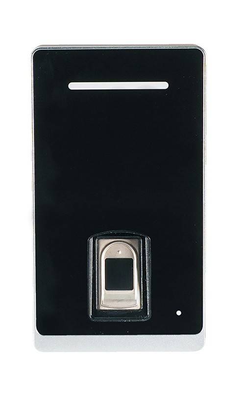 Ein schwarzner Fingerabdruckscanner mit einem metallischen Fingerabdrucksensor, der sich unterhalb eines dünnen horizontalen Schlitzes befindet.