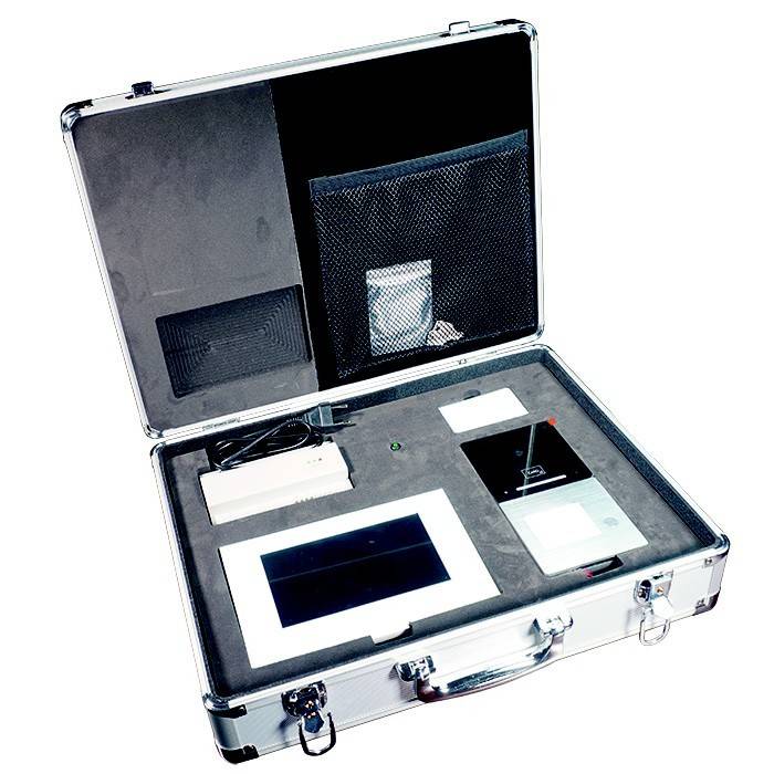 Videosprechanlage mit Kamera, Touchscreen-Display zur Anzeige von Hauseinstellungen und Bedienfeld. Umfasst zwei Geräte zur Installation.