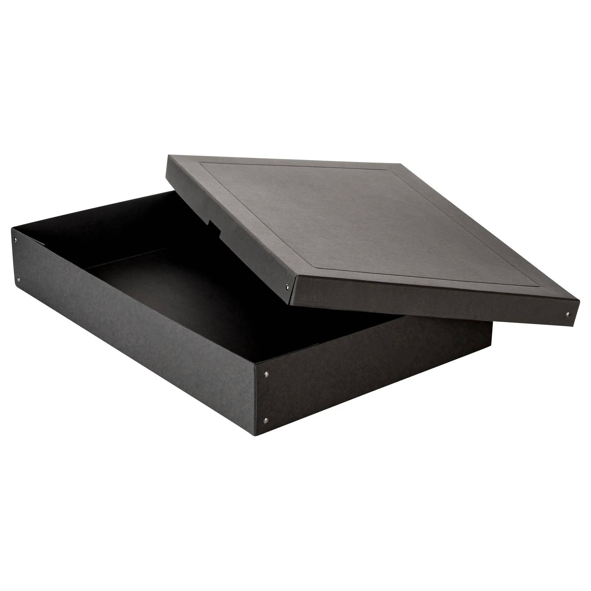 Eine schwarze rechteckige Kartonschachtel mit leicht geöffnetem Deckel, der den Innenraum zeigt.