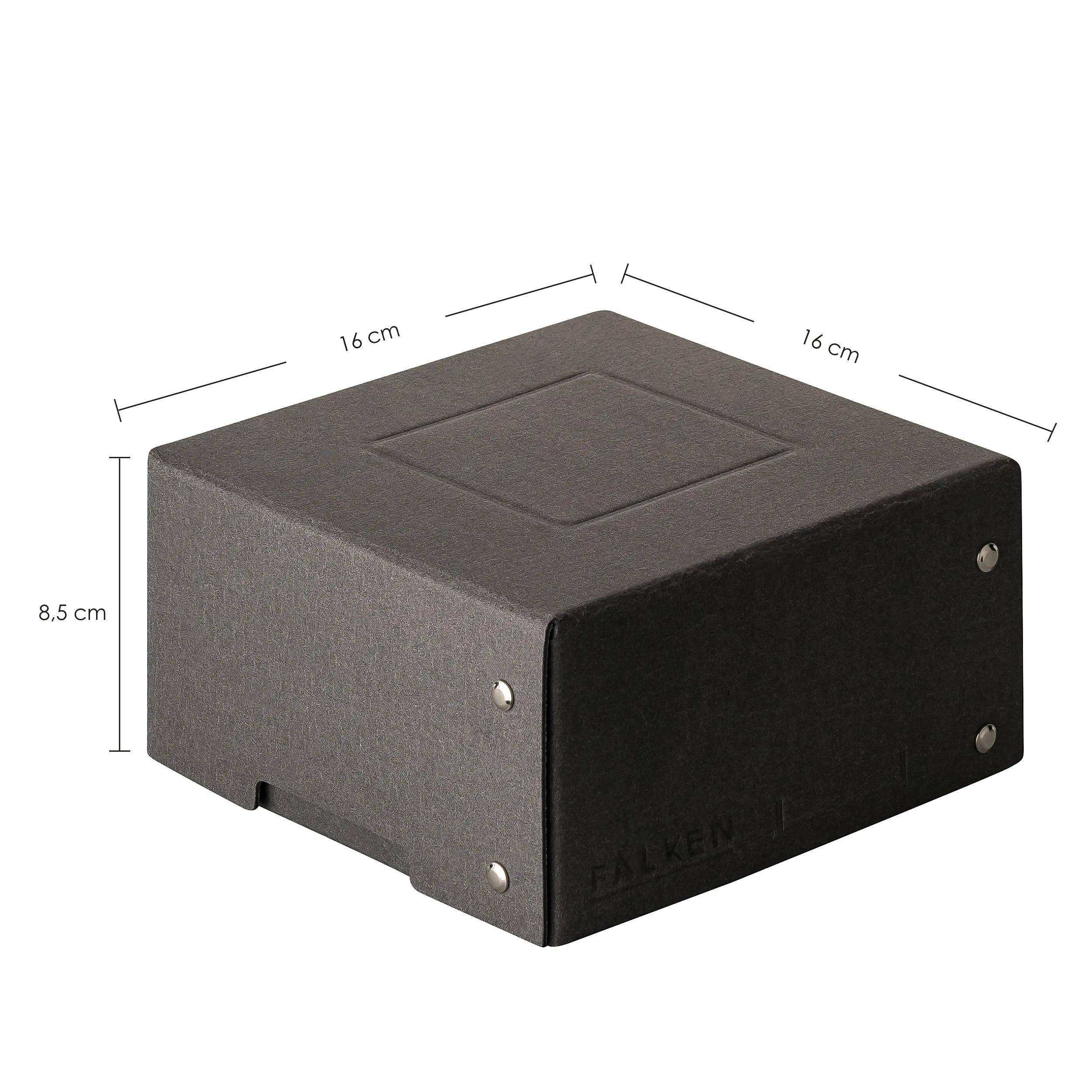 Eine schwarze Pappschachtel mit Deckel, mit einer Länge und Breite von jeweils 16 cm und einer Höhe von 8,5 cm. Kleine metallische Nieten an den Ecken.