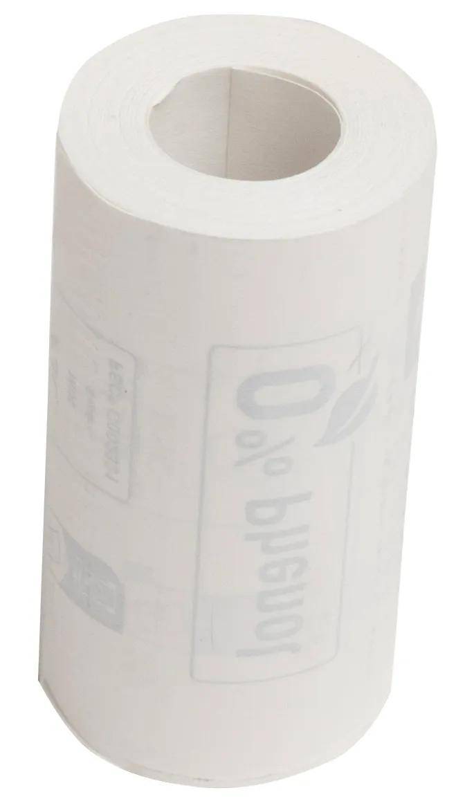 Eine einzelne Toilettenpapierrolle, die aufrecht steht, weiß, mit subtilen aufgedruckten Mustern, die auf der Oberfläche kaum sichtbar sind.