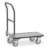 Ein flacher Plattformwagen mit Griff, der zum Transport schwerer Waren verwendet wird und vier schwenkbare Lenkrollen für einfache Manövrierbarkeit aufweist.
