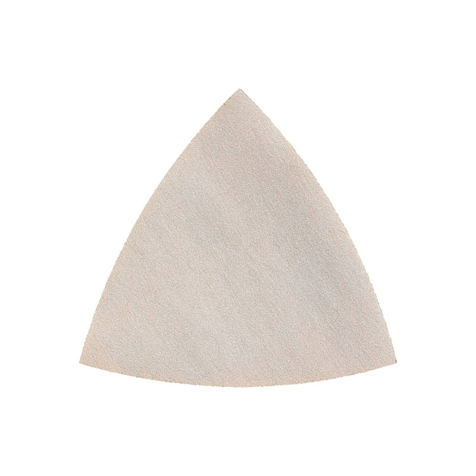 Ein dreieckiges Schleifpapierblatt mit einer beigen, körnigen Oberfläche, das zum Schleifen und Glätten von Materialien verwendet wird.