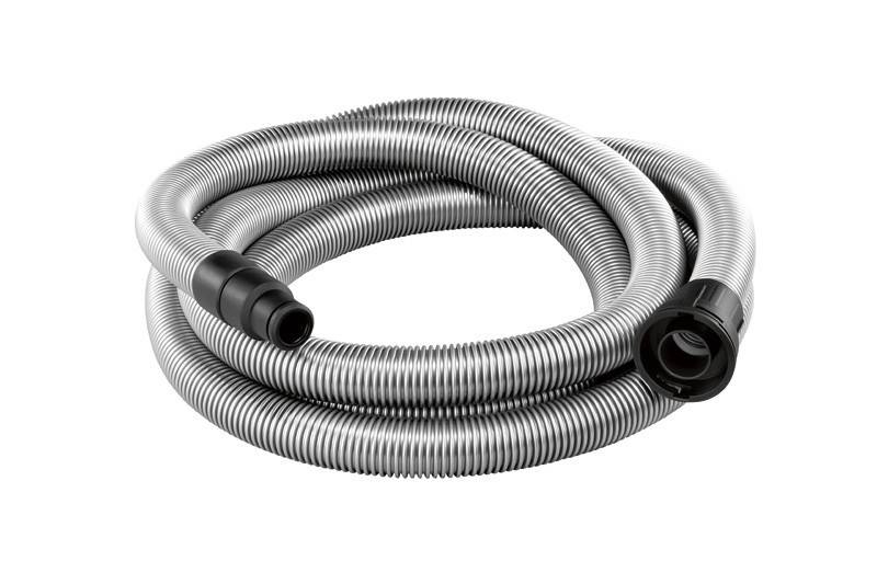 Ein gewickelter, flexibler Metallschlauch mit schwarzen Anschlüssen, der typischerweise für Staubsauger oder ähnliche Geräte verwendet wird, liegt auf einem schlichten Hintergrund.