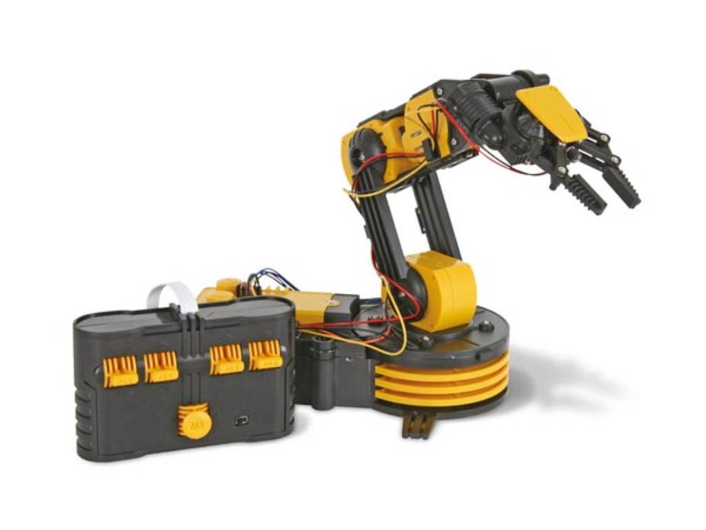 Gelb-schwarzer Roboterarme mit Greiferzange neben einer passenden Steuerkonsole auf weißem Hintergrund.