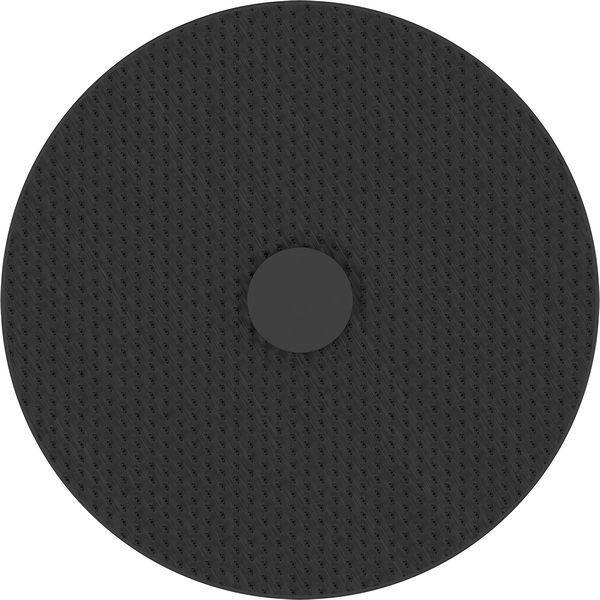 Ein kreisrunder schwarzer gepolsterter Hocker-Sitzbezug mit strukturiertem Muster, der einen zentralen runden Knopf in einem leicht helleren Farbton aufweist.