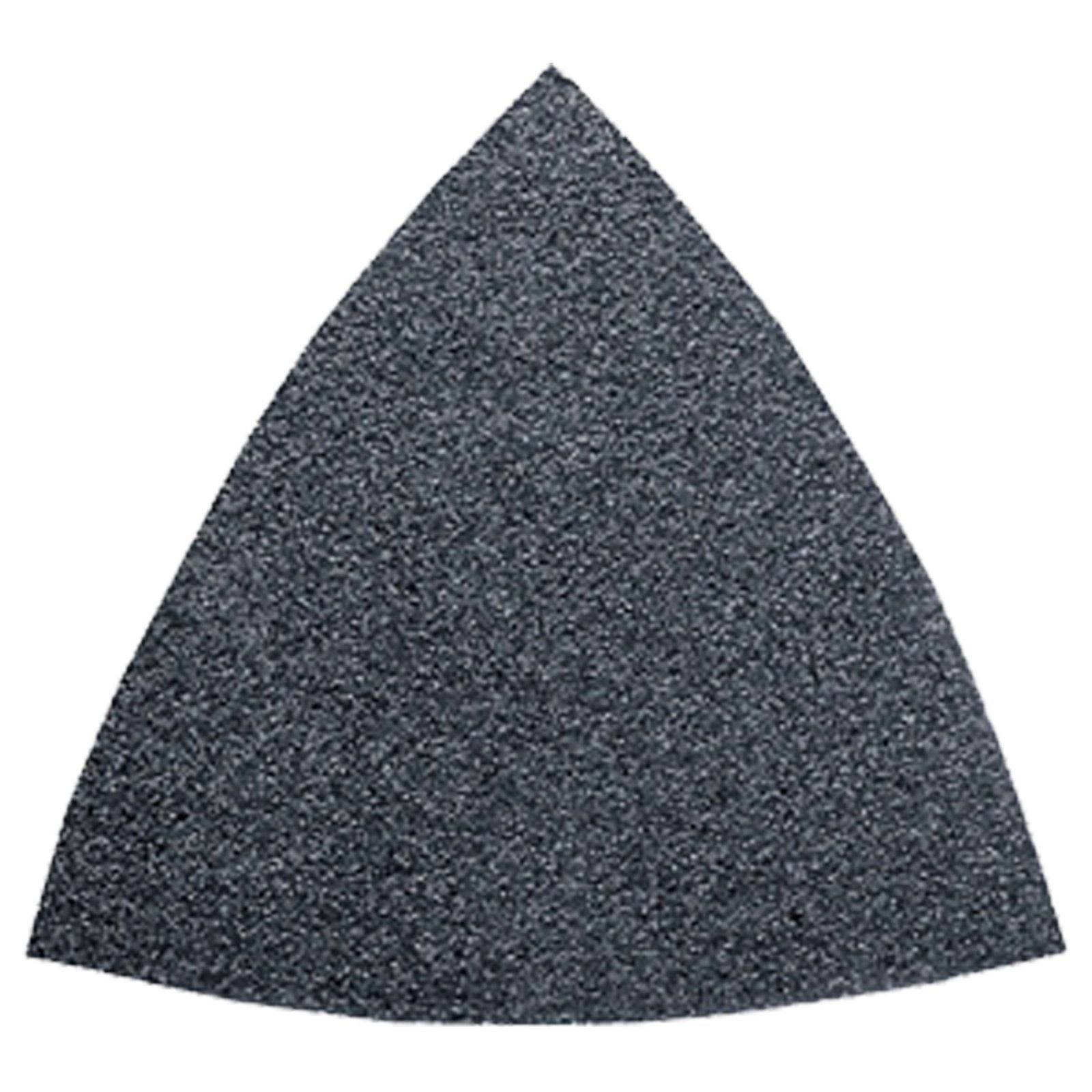 Ein dreieckiges Stück Schleifpapier in dunkelgrau, das für den Einsatz mit Multifunktionswerkzeugen entwickelt wurde und eine feine Körnung aufweist, die sich zum Glätten von Oberflächen eignet.