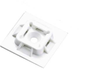 Eine weiße Kabelklemme mit Klebefunktion, die einen quadratischen Fuß und einen zentralen Schlitz zur Befestigung von Kabelbindern aufweist, aus einem Winkel dargestellt.