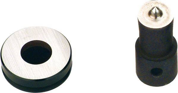 Kreisförmiger, metallischer Gegenstand mit einem hohlen Zentrum auf weißem Hintergrund. Die Oberfläche ist reflektierend und glatt und zeigt einen Teil des Rings.