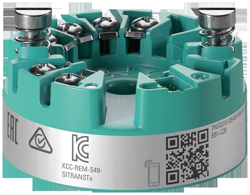 Eine grüne elektronische Komponente mit mehreren Anschlüssen, versehen mit Regulierungskennzeichnungen, einem QR-Code und einem Smartphone-Symbol für Interaktion.