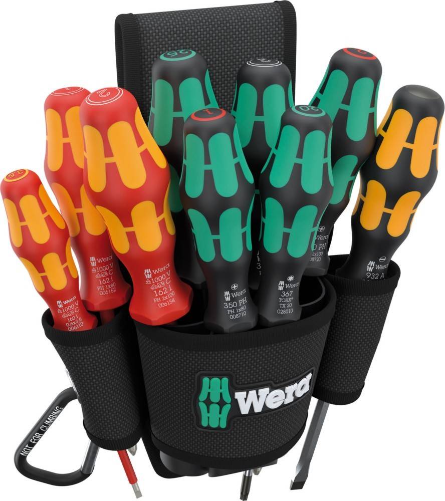 Ein Set von mehrfarbigen Wera-Schraubenziehern in einem schwarzen Halter, wobei jeder einen ergonomischen Griff mit gelben oder grünen Akzenten aufweist.