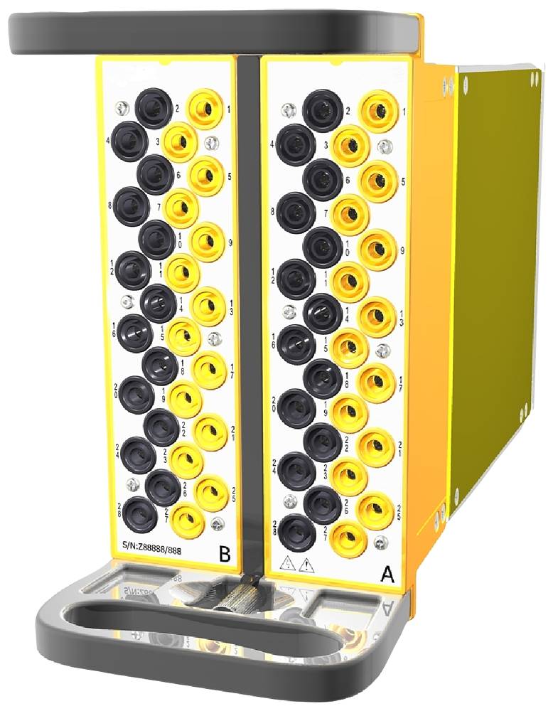Nahaufnahme eines modularen Industriepanels mit Reihen von schwarzen und gelben Anschlussports, die auf beiden Seiten von 1-8 beschriftet und mit 'A' und 'B' gekennzeichnet sind.