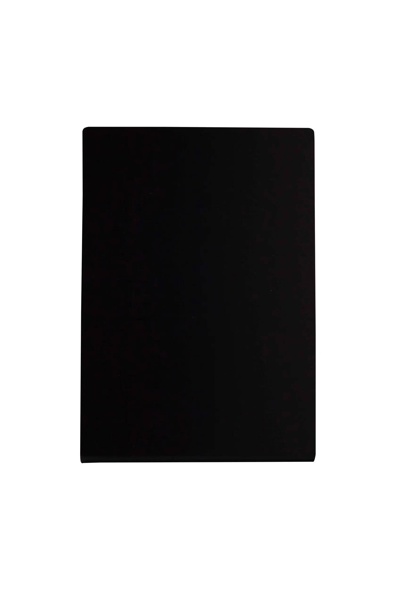 Ein einfaches schwarzes, rechteckiges, vertikal ausgerichtetes Panel mit glatter Oberfläche.