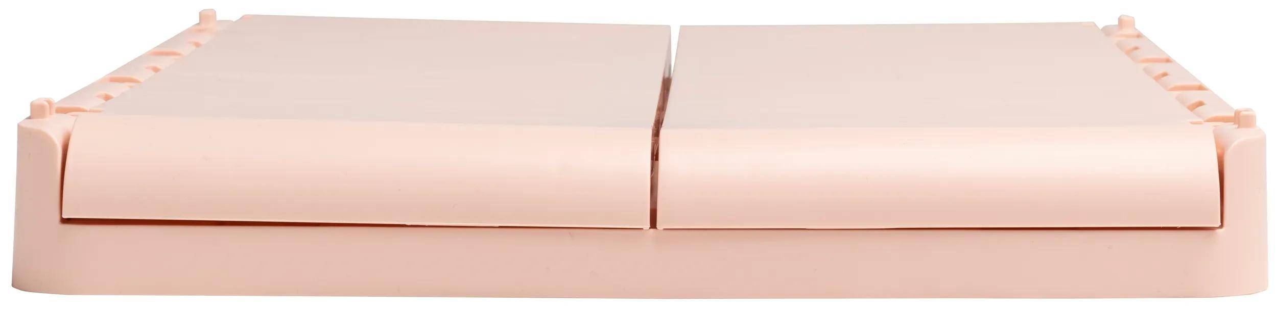 Zwei beigefarbene rechteckige Blöcke nebeneinander mit einem kleinen Spalt zwischen ihnen, die eine abstrakte geometrische Komposition bilden.