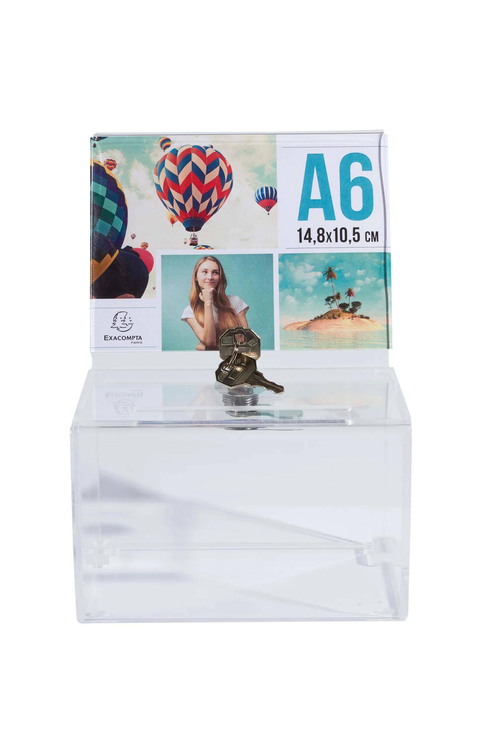 Ein transparenter, würfelförmiger Displayhalter enthält eine Werbekarte mit Bildern von Heißluftballons, einer Frau und einer tropischen Insel.