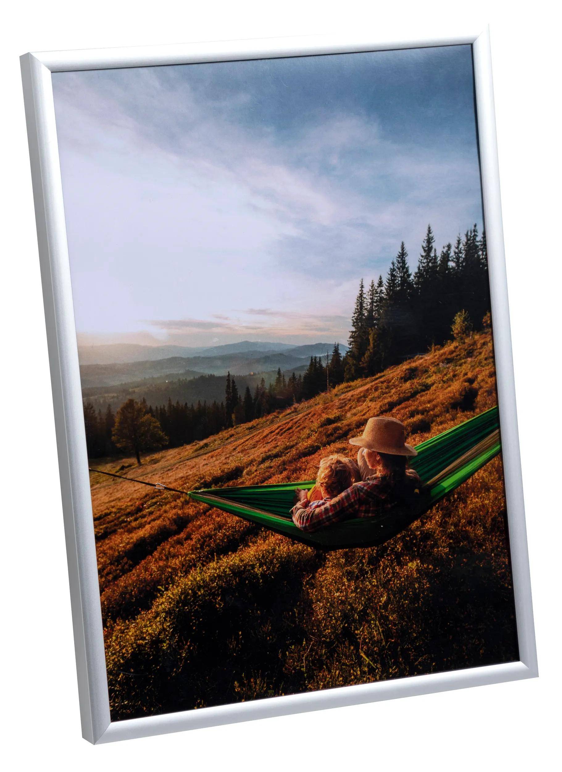 Eine schwarze FALKEN Ordnermappe mit weißem Rückenschild mit 