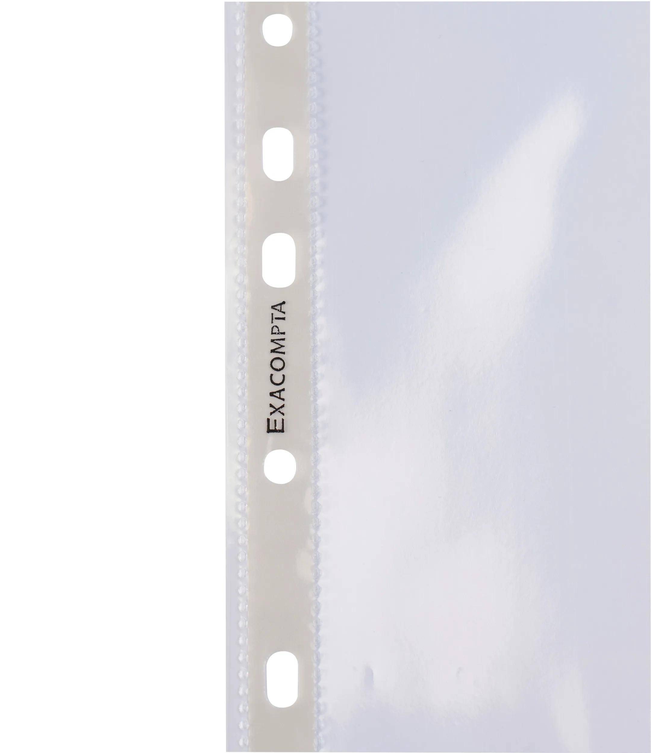 Eine transparente Kunststoffdokumenthülle mit verstärkten Löchern für einen Ordner, auf der Seite mit 