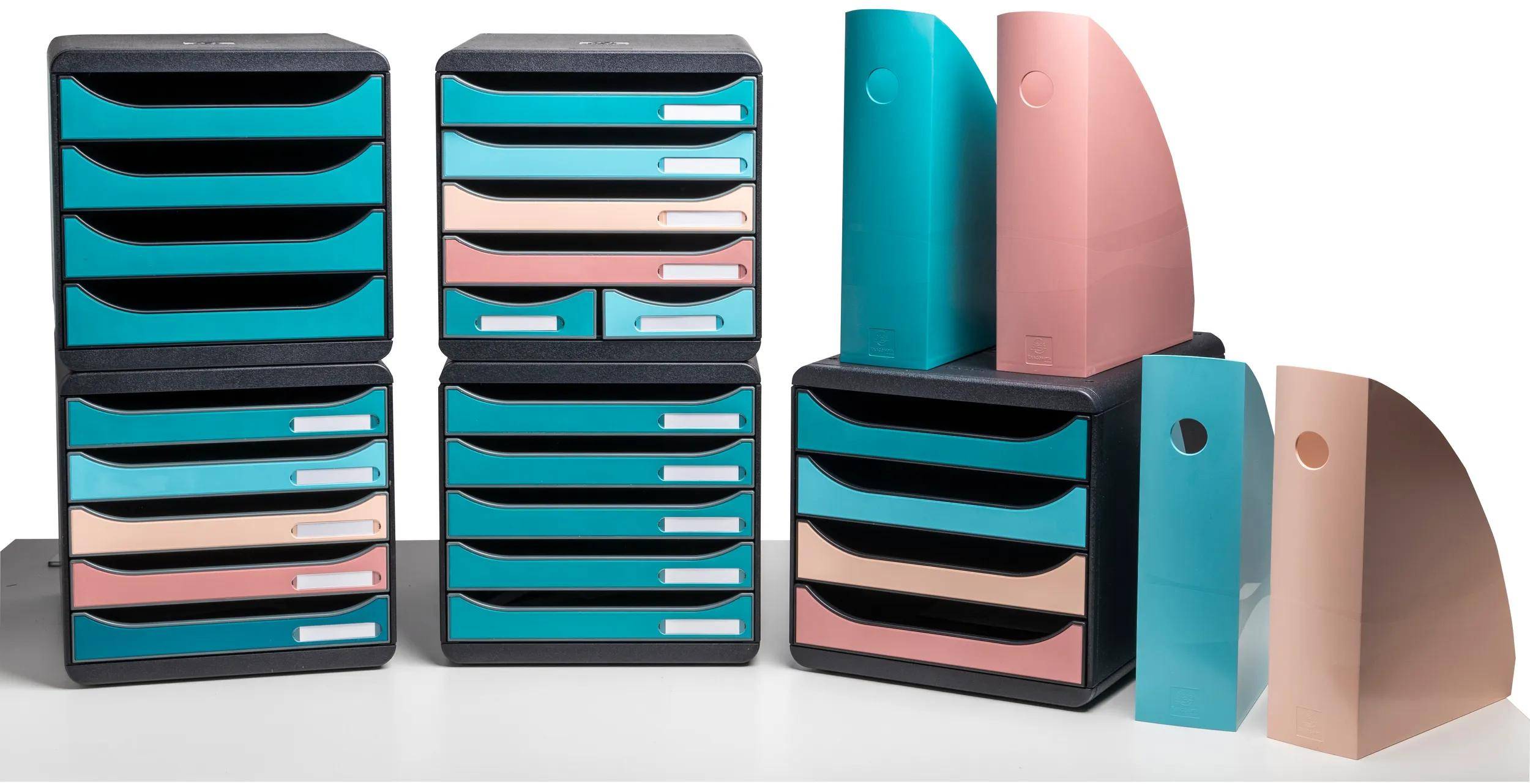 Gestapelte Büroorganizer in Dunkelblaugrün und Rosa mit Schubladen und vertikalen Aktenmappenfächern auf weißem Hintergrund.