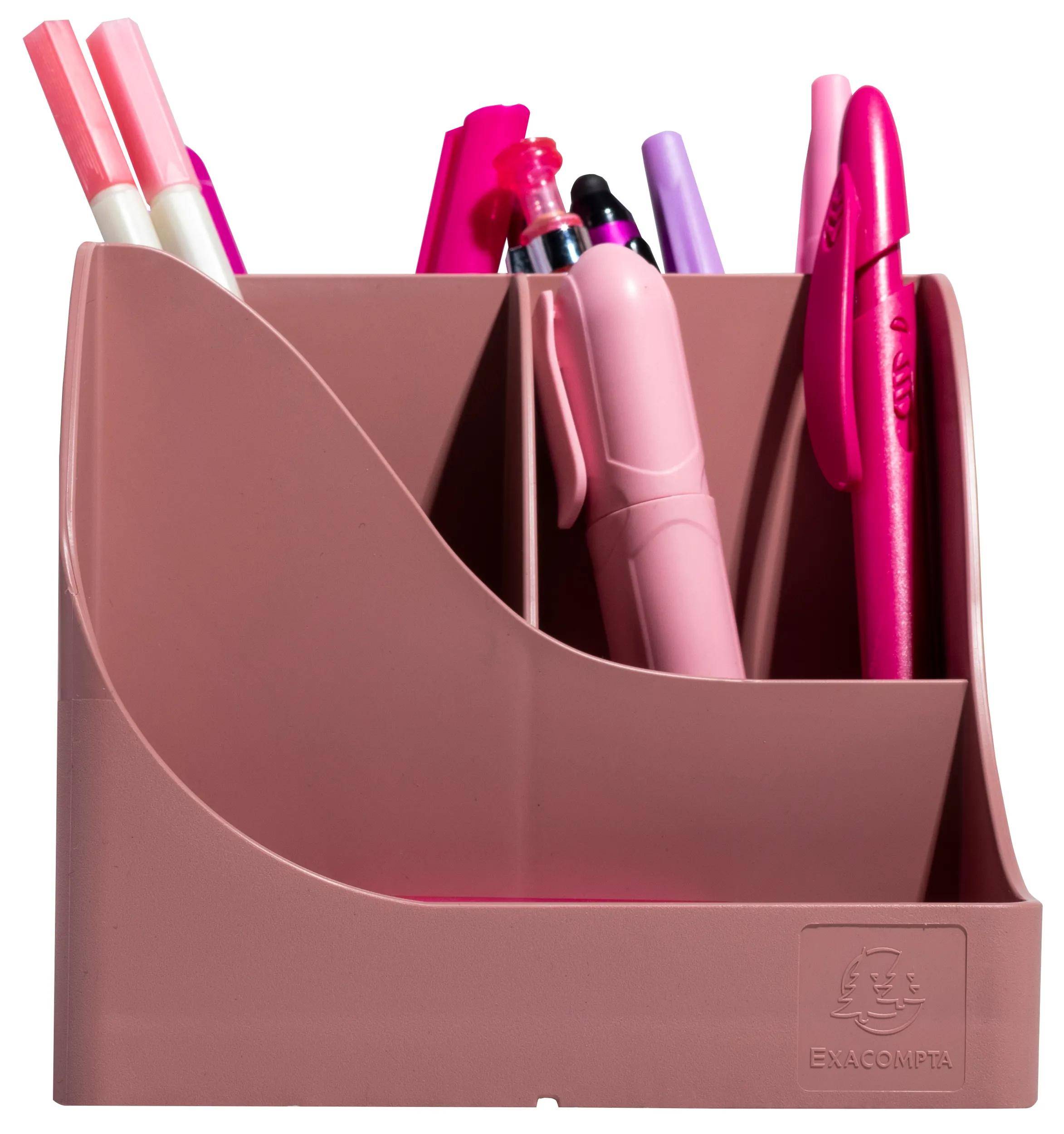Ein rosa Schreibtischorganizer hält Stifte und Marker, ordentlich in mehreren Fächern angeordnet.