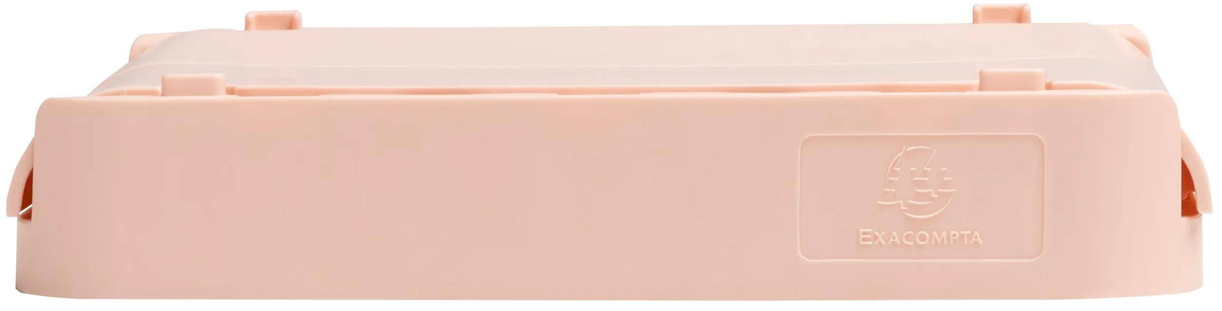 Ein Stapel von drei glatten, hellrosa Handtüchern, ordentlich gefaltet, von der Seite betrachtet, vor einem einfachen Hintergrund.