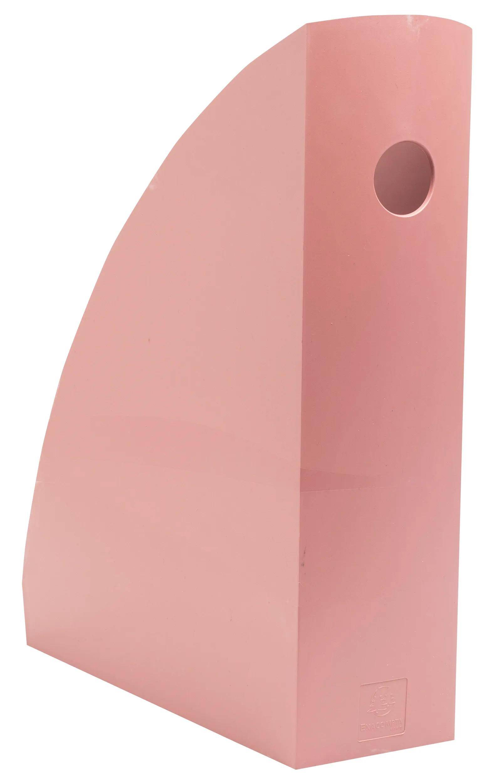 Eine matte rosa geometrische Skulptur mit einer ovalen Aussparung an der Oberseite, mit glatten und abgewinkelten Oberflächen, die auf einem weißen Hintergrund ruht.