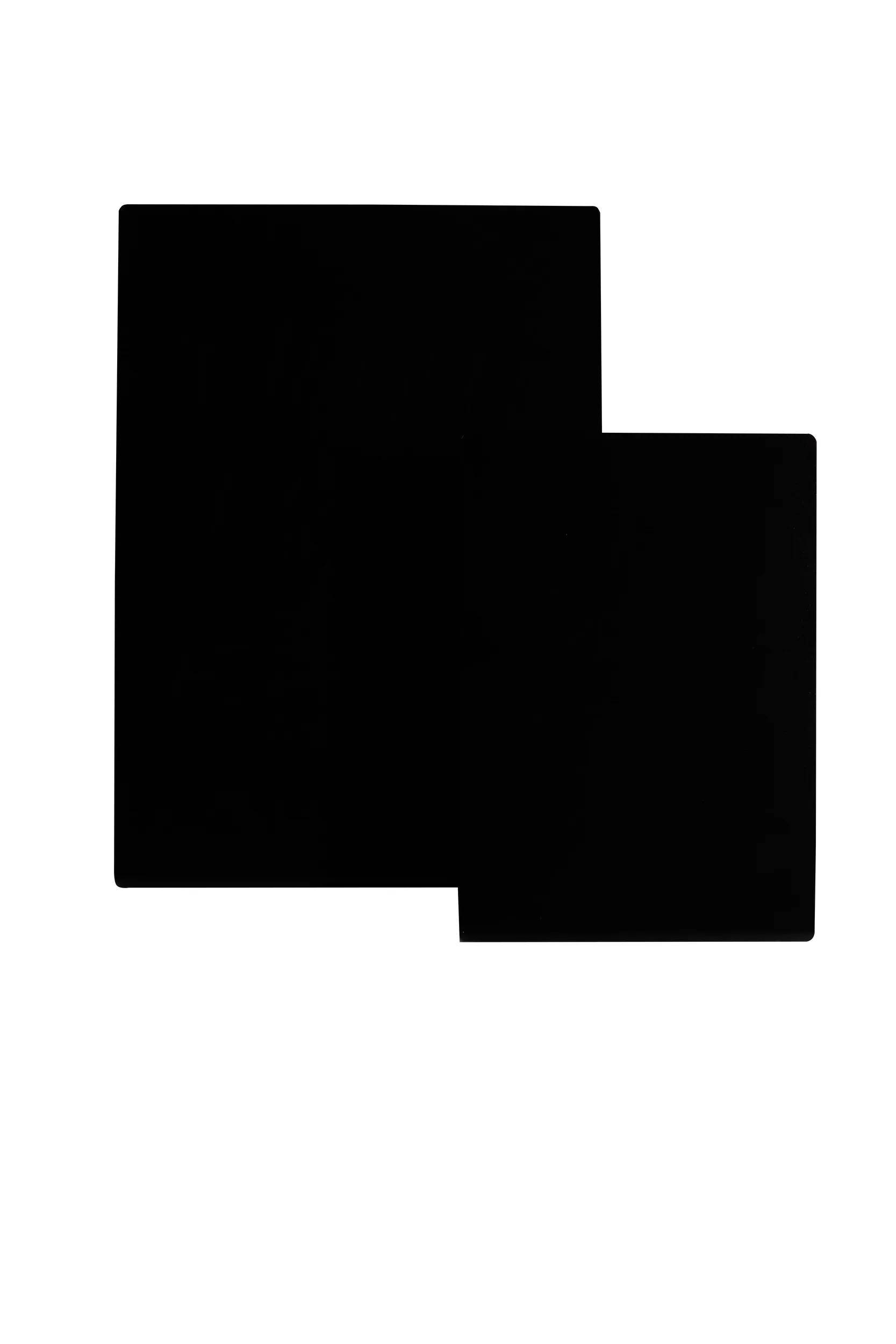 Schwarz-orangene Rhodia-Notizbücher und Notizblöcke auf einem dunklen Tisch mit einem goldenen Dekorationsobjekt und Bleistift, was hochwertige Schreibwaren unterstreicht.